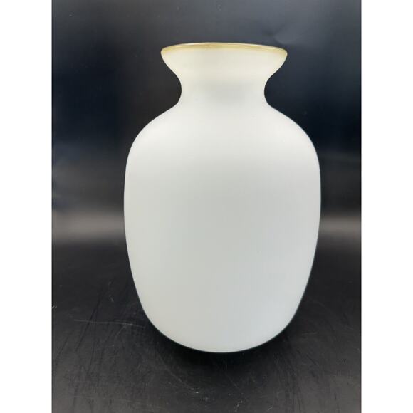 Vintage Japanese White Satin Glass Vase with Hand Painted Peach Roses Gilt Edge - Picture 5 of 8